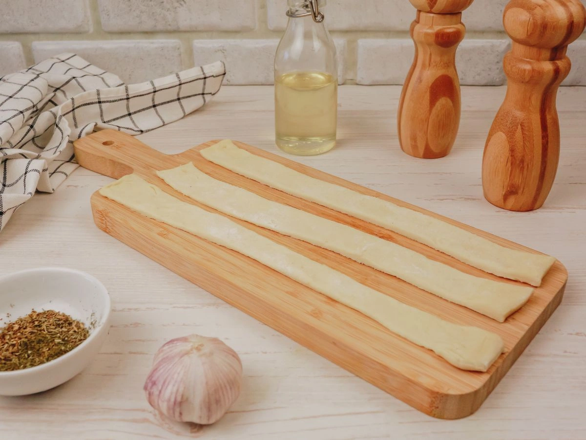 Шаг 4: Гриссини с чесночным маслом