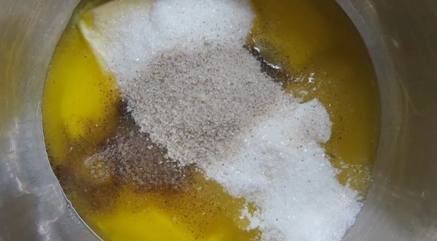 Грушевый пирог с меренгой и карамельной заливкой: шаг 4