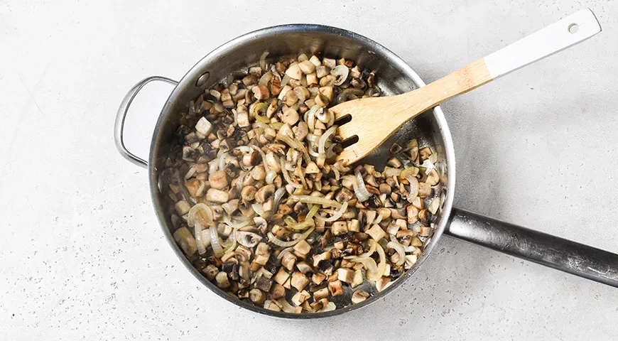 Гуляш из говядины с грибами: шаг 4