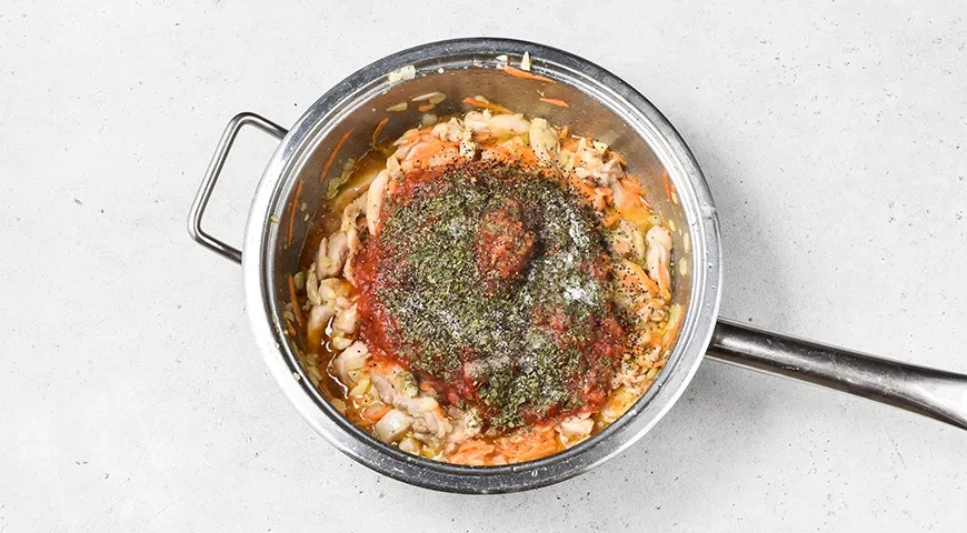 Гуляш из курицы с подливкой на сковороде: шаг 4