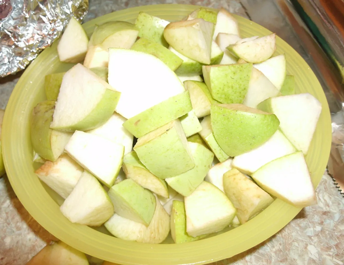 Гусь с клюквой, яблоками и орехами: шаг 4