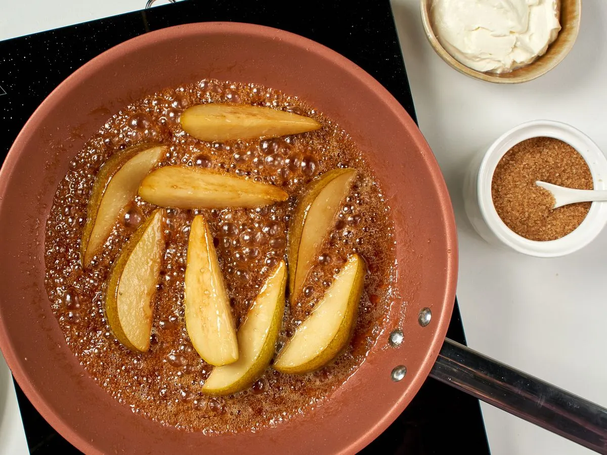 Шаг 4: Хлебцы с карамелизированной грушей и маскарпоне