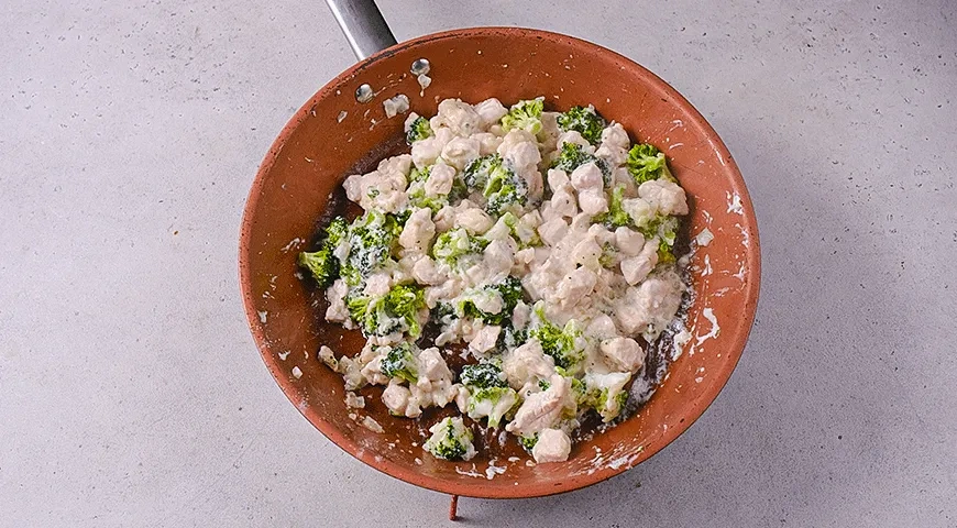 Хрустящие пирожки-конфеты из теста фило с курицей и брокколи: шаг 4