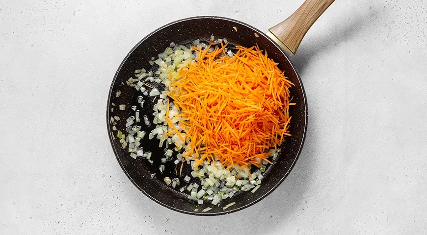 Икра из соленых огурцов и моркови: шаг 4