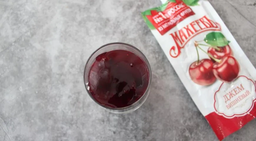 Йогуртовый десерт на 8 марта с вишневым джемом "Махеевъ": шаг 4