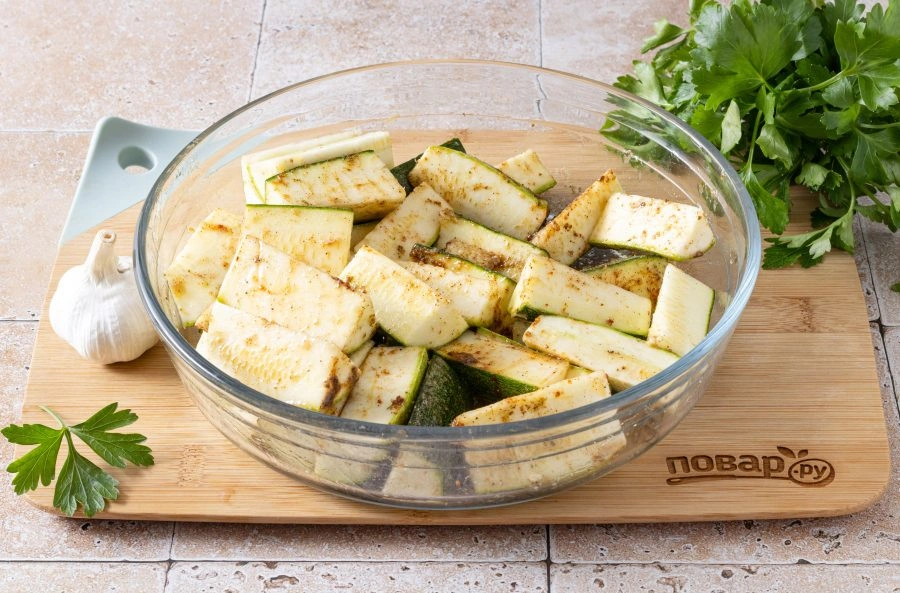 Шаг 4: Кабачки с чесноком в духовке