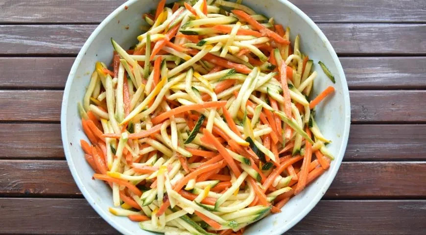 Кабачки с морковью по-корейски: шаг 4