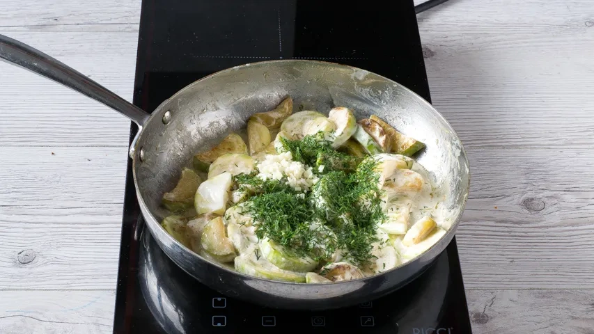 Кабачки тушеные в сметане с чесноком: шаг 4