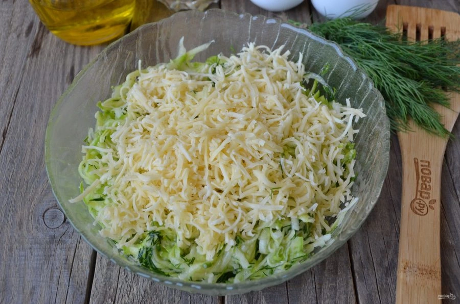 Шаг 4: Кабачковые оладьи с сыром и зеленью