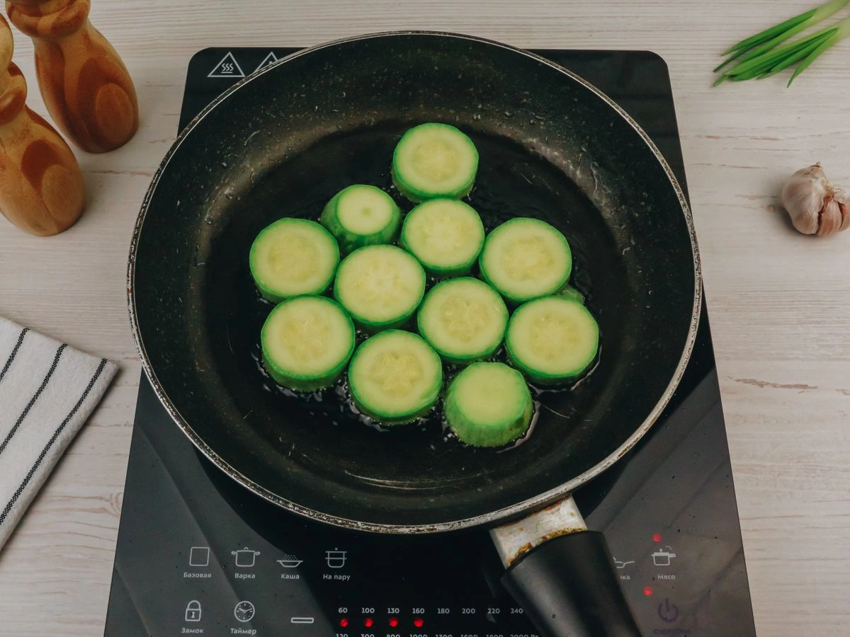 Шаг 4: Кабачок с яйцом пашот