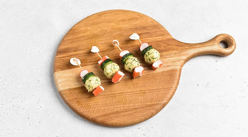 Канапе с крабовыми палочками: шаг 4