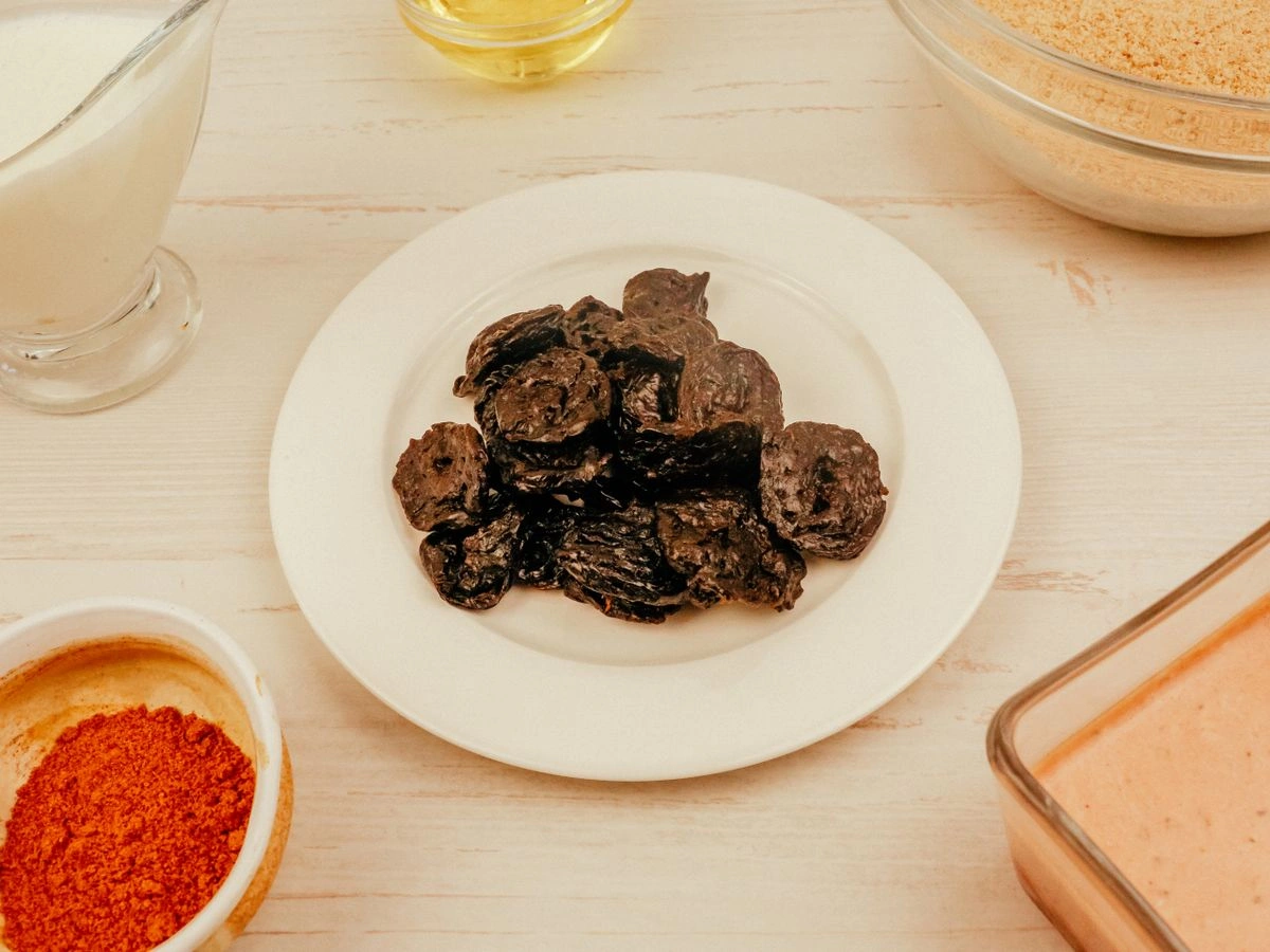 Шаг 4: Канапе с курицей и черносливом, обжаренные в панировочных сухарях