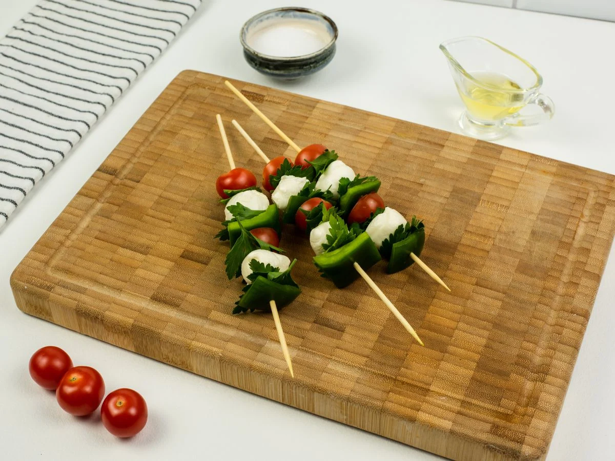 Шаг 4: Канапе с помидорами черри и моцареллой