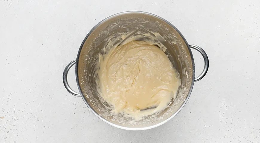 Капкейки с начинкой внутри, украшенные кремом: шаг 4