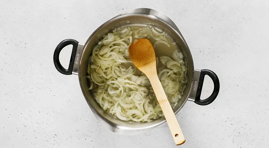 Капуста с луком и морковкой на сковороде по-домашнему: шаг 4