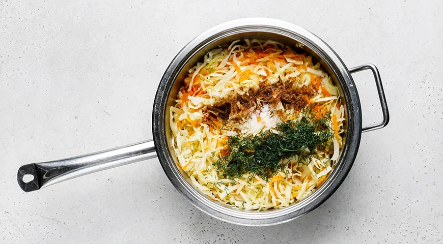 Капуста в нежной томатно-сметанной заливке по-домашнему: шаг 4