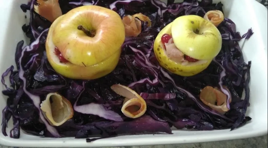 Капуста, запеченная с фаршированными яблоками: шаг 4