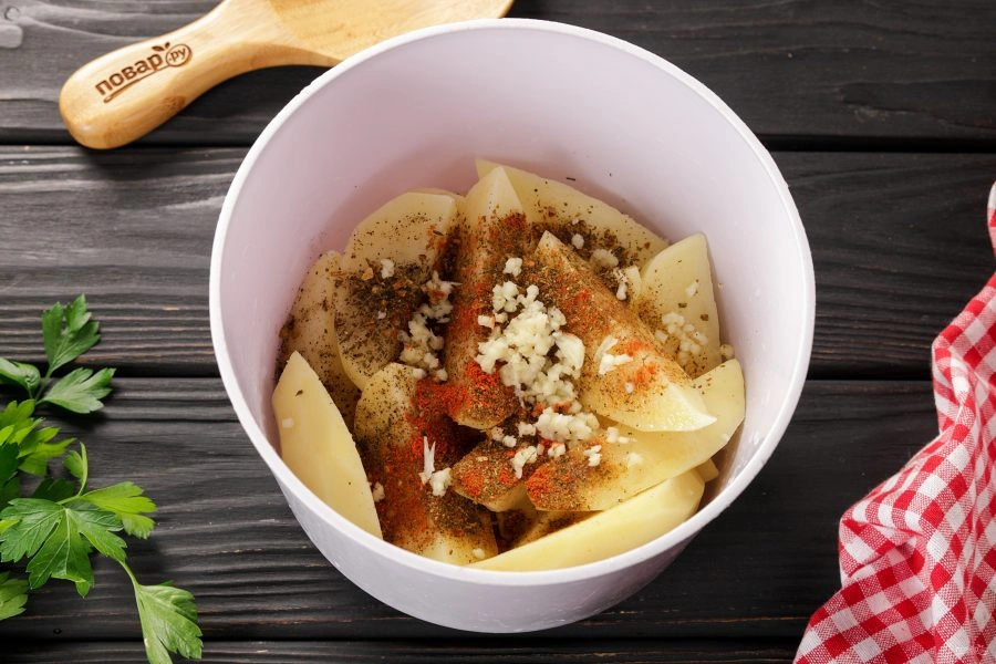 Шаг 4: Картофель подеревенски в мультиварке