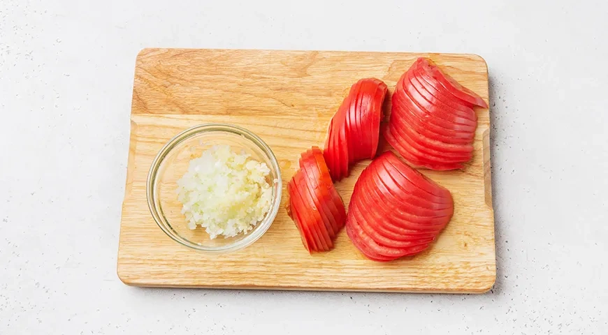 Картофельная запеканка с фаршем и овощами под сыром: шаг 4