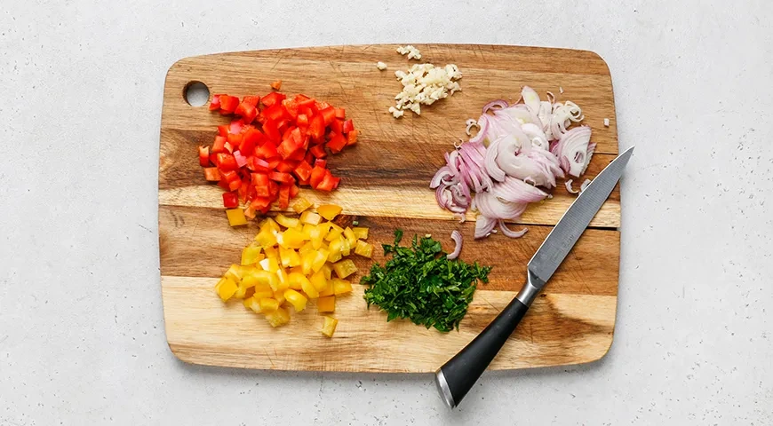 Классический салат с отварной рыбой: шаг 4