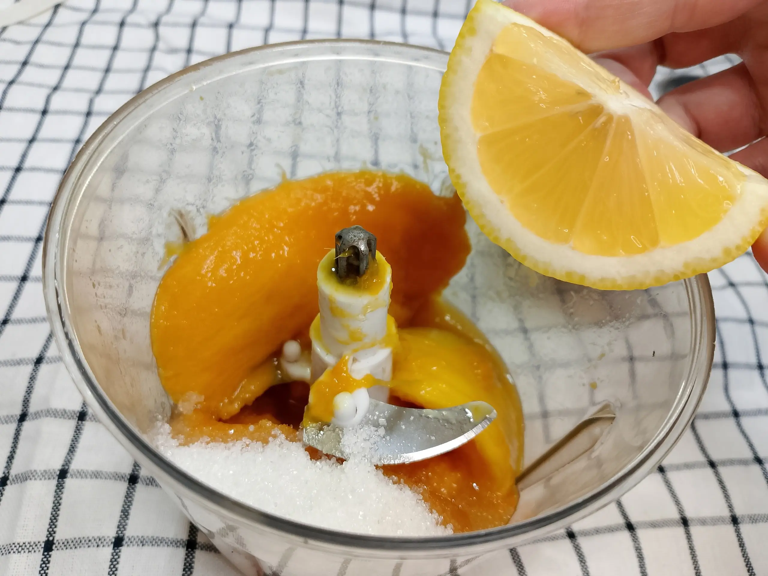 Шаг 4: Коктейль с шампанским и манго на 14 февраля