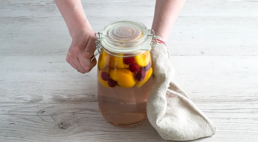 Компот из абрикосов и вишни: шаг 4