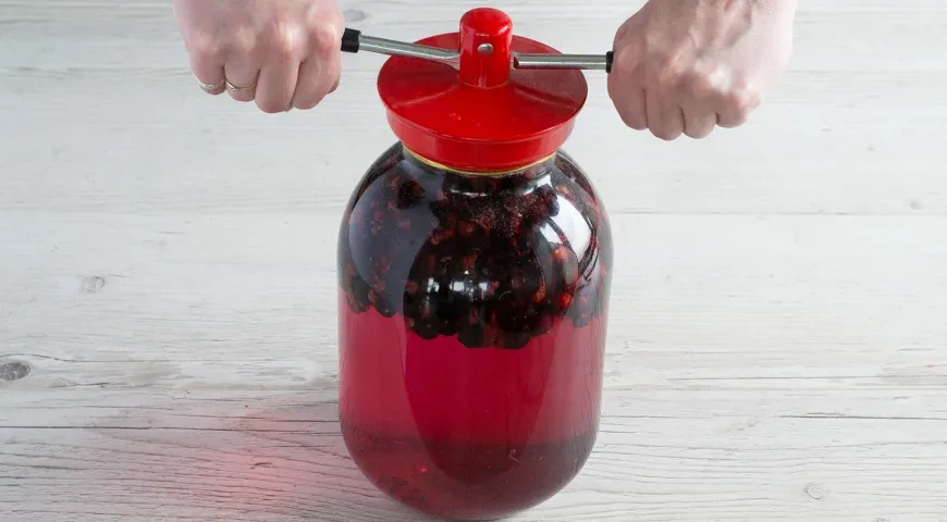 Компот из черной смородины на зиму: шаг 4