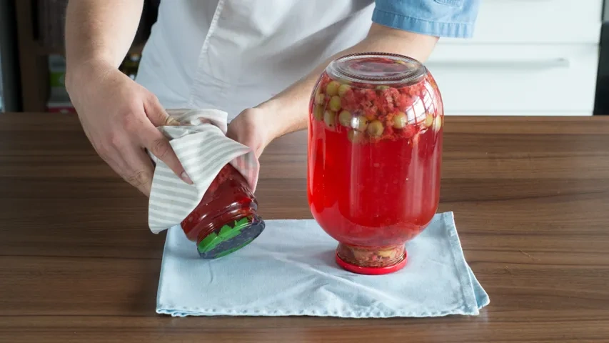 Компот из крыжовника и малины: шаг 4