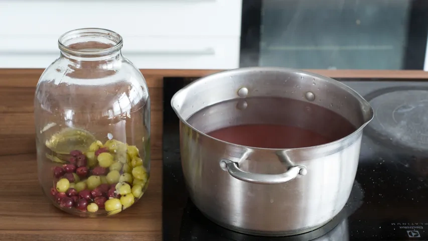 Компот из вишни и крыжовника: шаг 4