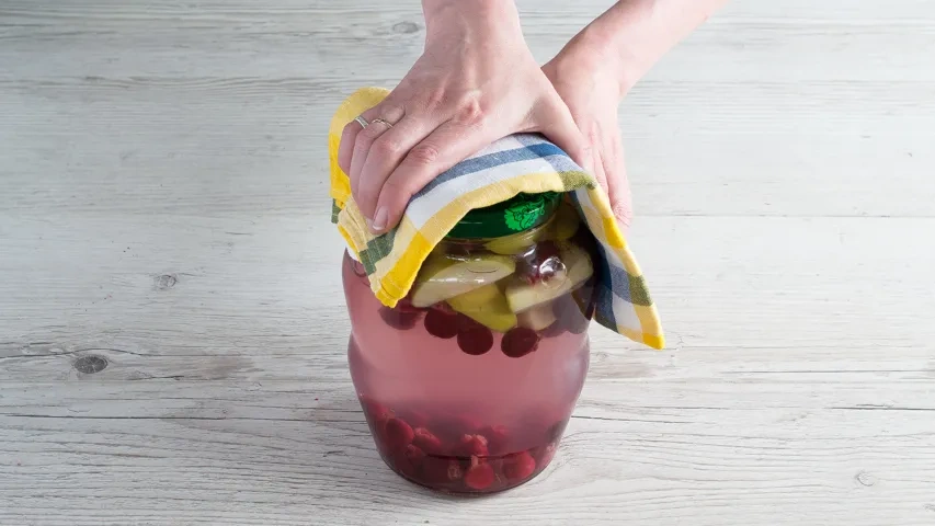 Компот на зиму из вишни и яблок: шаг 4