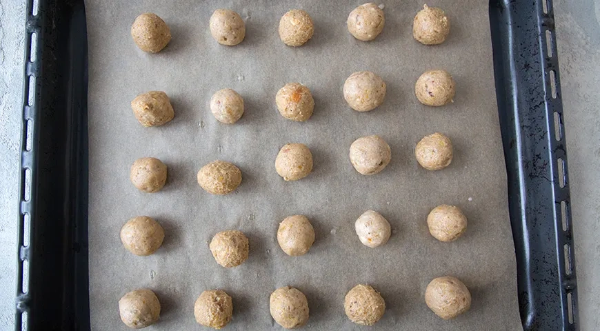 Конфеты из сухофруктов и орехов в шоколаде: шаг 4