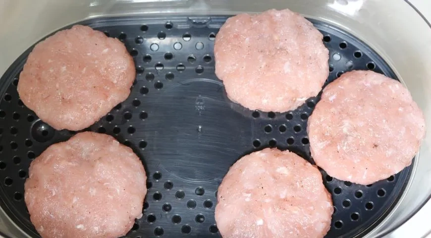 Котлеты из индейки на пару в пароварке: шаг 4