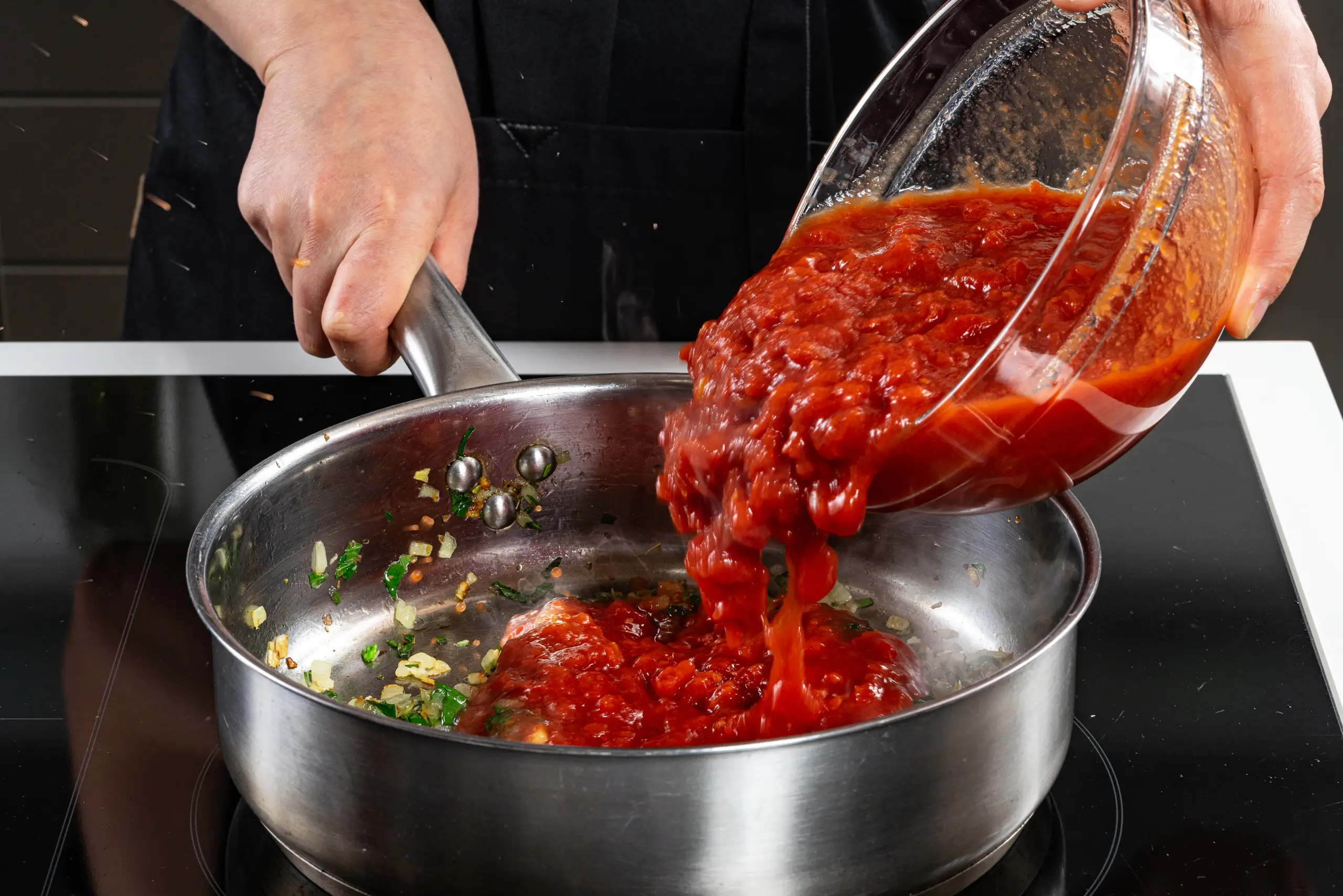 Шаг 4: Котлеты в духовке с томатным соусом