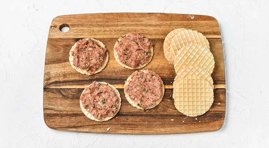 Котлеты в вафельных коржах: шаг 4