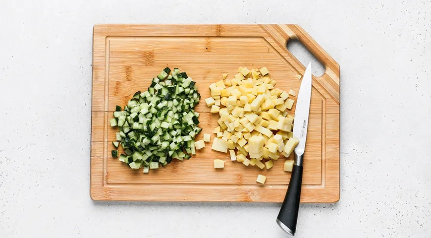 Крабовый салат с картошкой: шаг 4