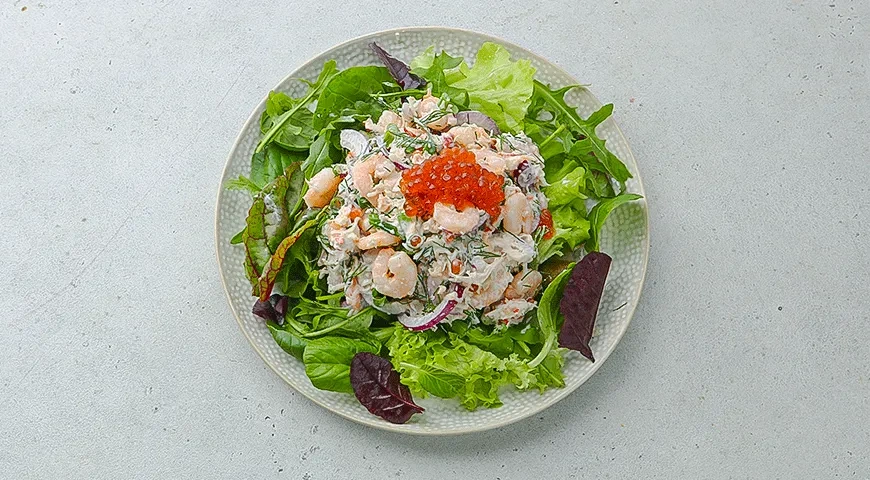 Крабовый салат с креветками и икрой: шаг 4