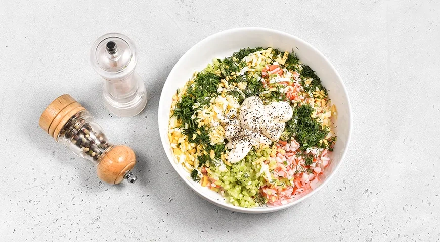 Крабовый салат в тарталетках: шаг 4