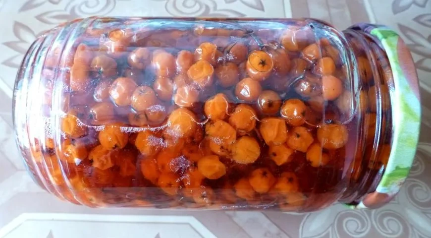 Красная рябина в сиропе на зиму: шаг 4