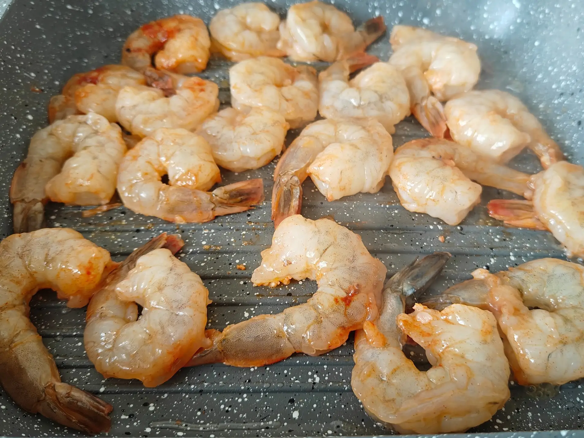 Шаг 4: Креветки гриль с чесночным соусом