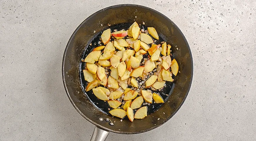Курица с яблоками на сковороде: шаг 4