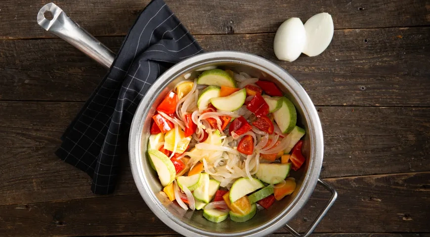 Курица тушеная с кабачками и перцем: шаг 4