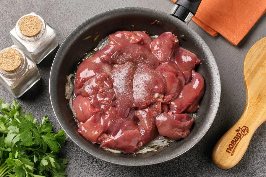Шаг 4: Куриная печень жареная с луком