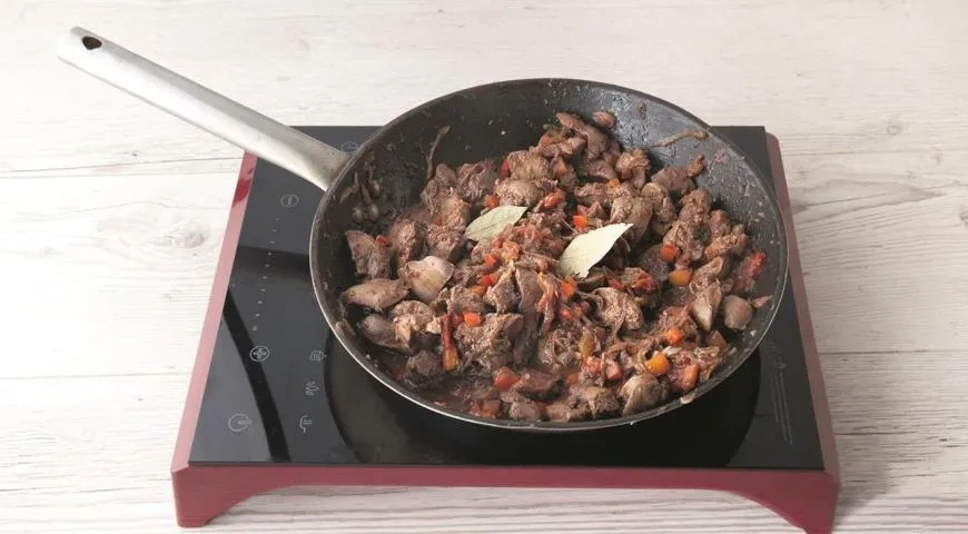 Куриная печенка со сладким перцем в сливочно-томатном соусе: шаг 4