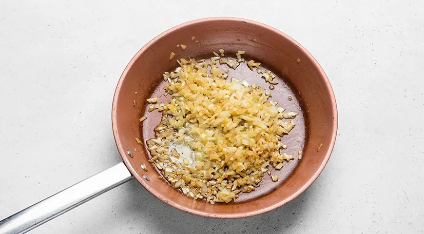 Куриное филе со сметаной и морковкой на сковороде: шаг 4