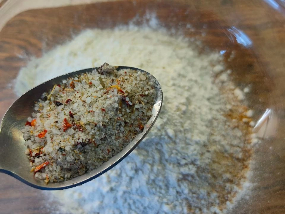 Шаг 4: Куриные бедра, запеченные в панировке