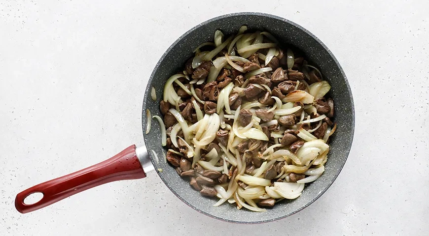 Куриные сердечки с грибами в сметане: шаг 4