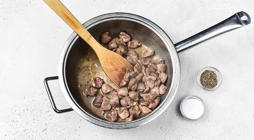 Куриные сердечки, тушенные с солёными огурцами и сметаной: шаг 4