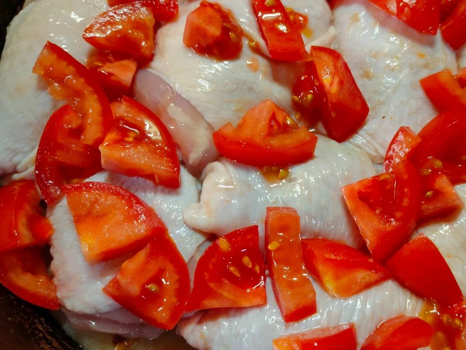 Шаг 4: Курица с помидорами и ананасами в духовке