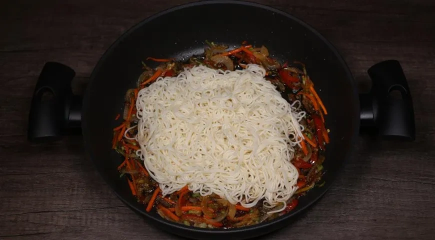 Лапша яичная с красочными овощами: шаг 4