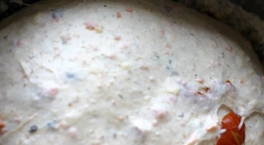 Хлеб с копченым мясом, сыром, оливками и печеным чесноком: шаг 4